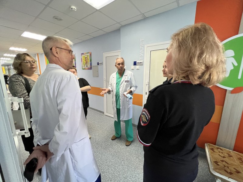 В Чувашии сотрудники Госавтоинспекции навестили в больнице детей, пострадавших в ДТП